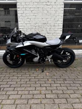 Neufahrzeug Motorrad CFMOTO 675 SR-R Verfügbar 4-Jahre Garantie