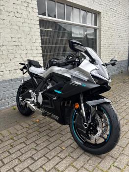 Neufahrzeug Motorrad CFMOTO 675 SR-R Verfügbar 4-Jahre Garantie