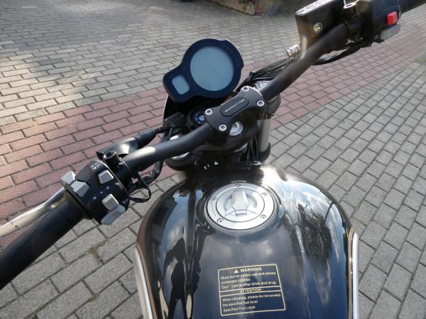 Neufahrzeug Motorrad QJ SRV 550 ABS Schwarz / Silber