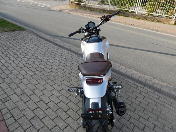 Neufahrzeug Motorrad QJ SRV 550 ABS Schwarz / Silber