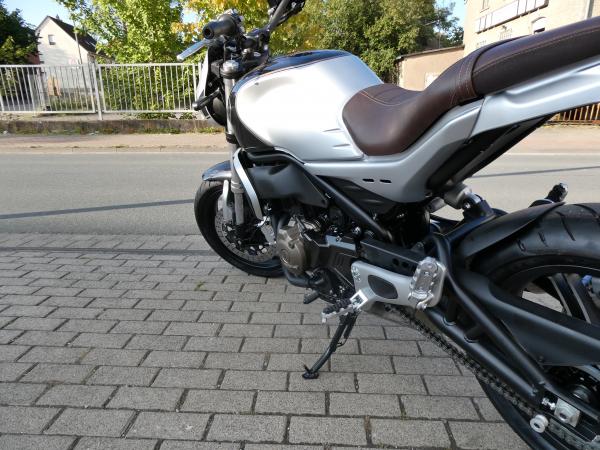 Neufahrzeug Motorrad QJ SRV 550 ABS Schwarz / Silber