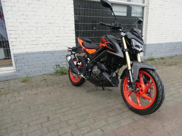 Neufahrzeug Motorrad Qj Motor SRK 125 S PRO Schwarz Orange